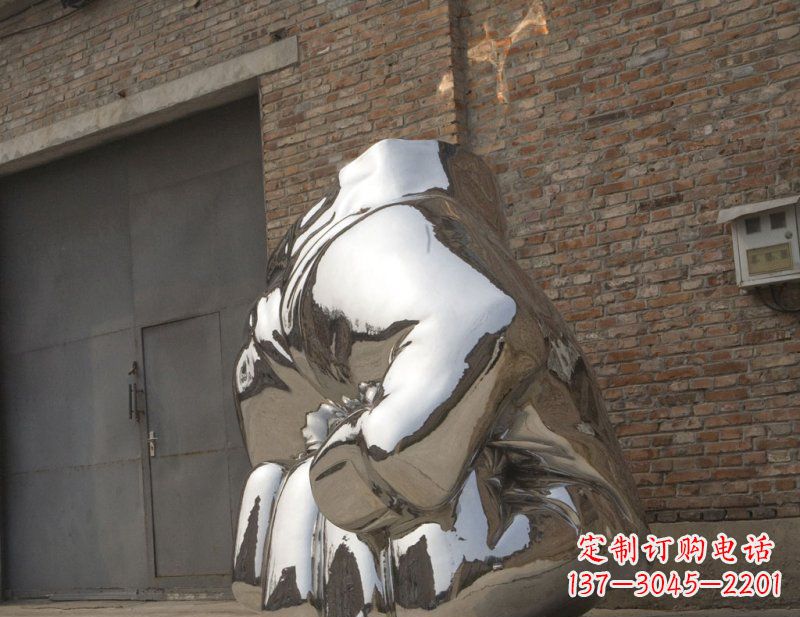 广西冰冷威力,让精神抖动的不锈钢拳头雕塑