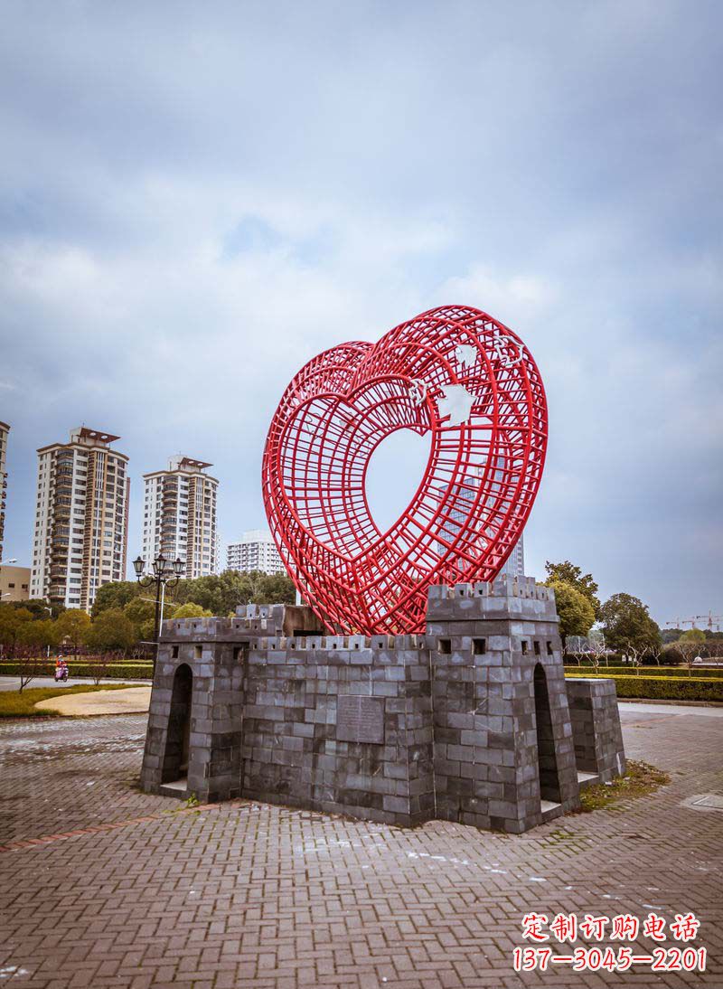 广西拥抱和平的心以心型和平鸽雕塑传递心意