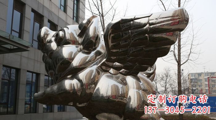 广西精美不锈钢大翅膀猪景观雕塑