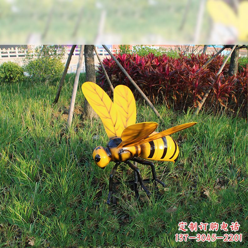 广西公园草坪动物插件,仿真大马蜂玻璃钢雕塑