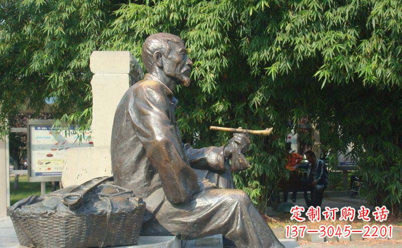 广西老人小品铜雕抽袋烟的智慧与景仰