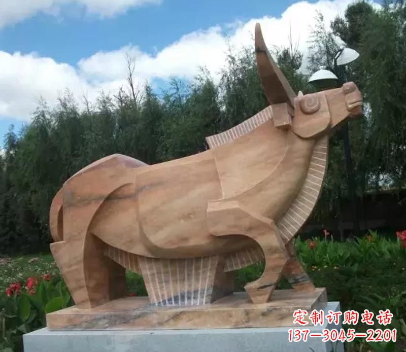 广西公园抽象动物牛石雕