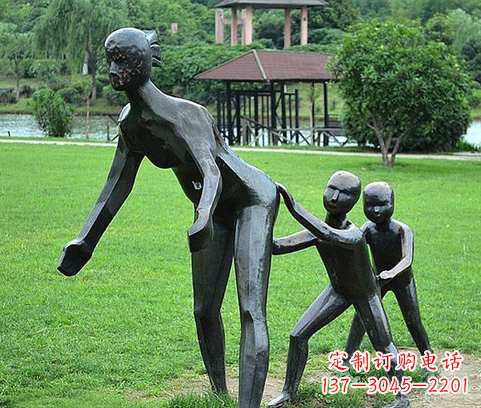 广西公园抽象老鹰捉小鸡人物铜雕
