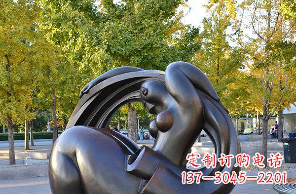 广西公园抽象女性人物铜雕