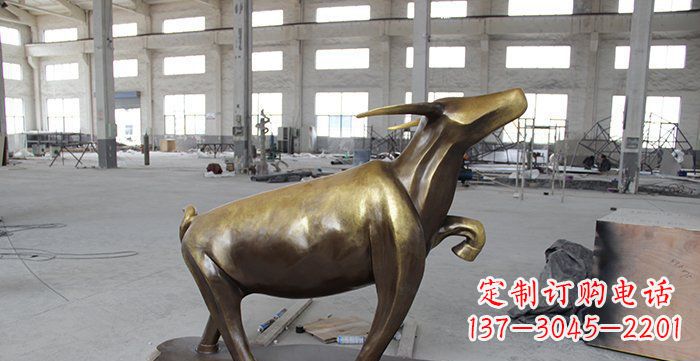 广西铜制华丽小牛动物雕塑