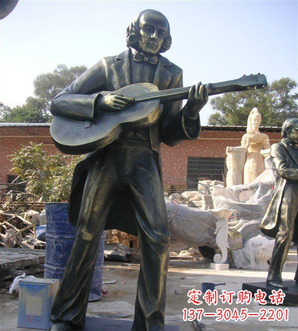 广西公园弹吉他的西方男人人物铜雕