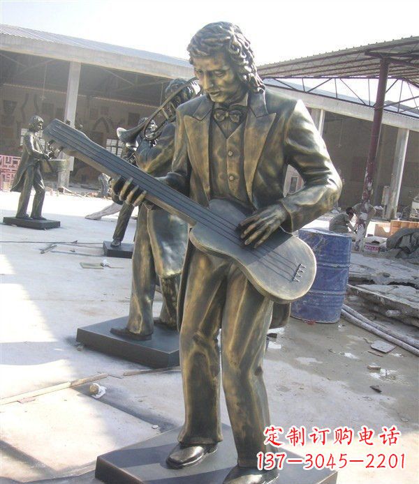 广西公园弹吉他的西方人物铜雕