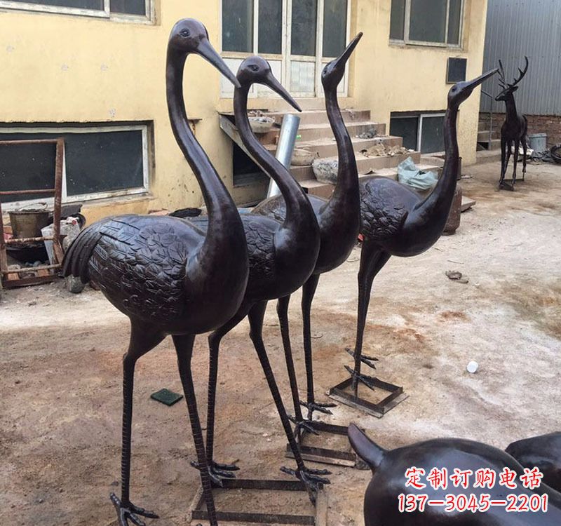 广西公园动物铜雕丹顶鹤