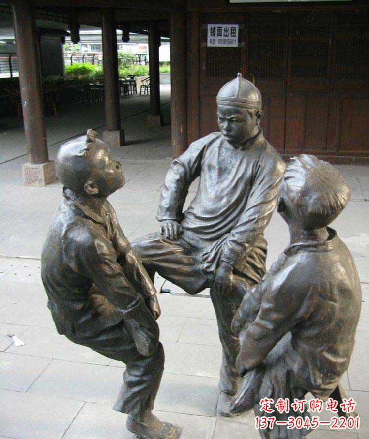 广西铜雕男孩斗鸡小品雕塑
