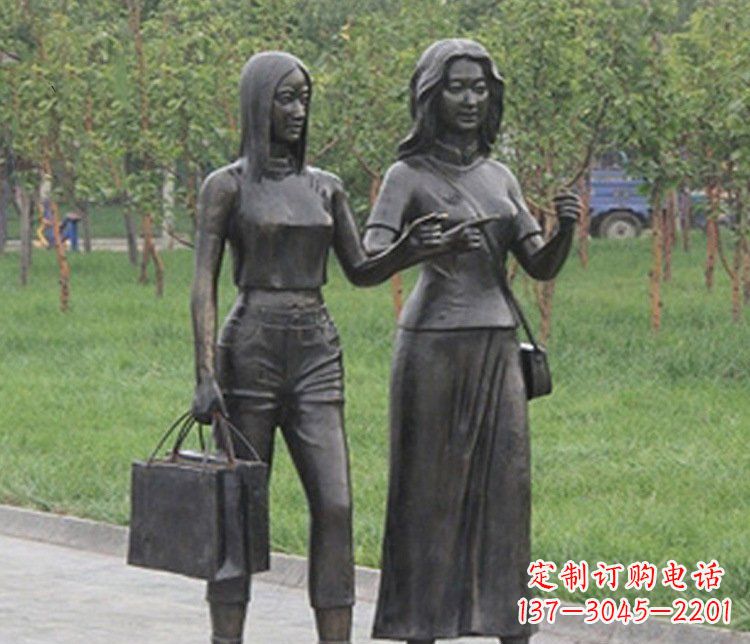 广西艺术精品铜雕——公园逛街女性人物铜雕塑