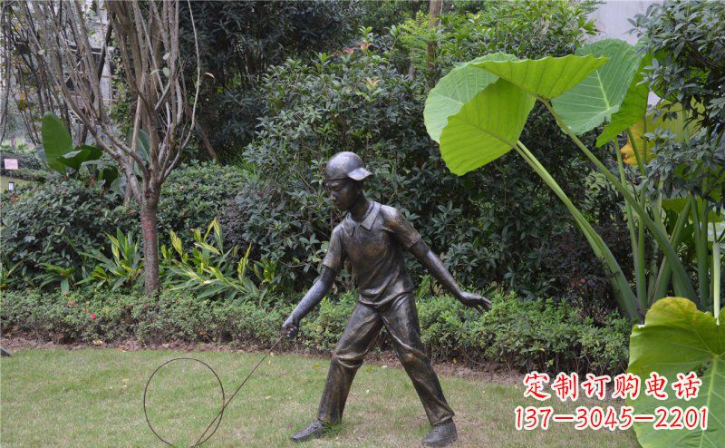广西铜雕“小男孩滚铁环”