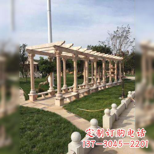 广西增添公园美景的长廊石雕