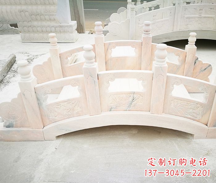 广西红石拱桥雕塑——浪漫交织,美景永相伴
