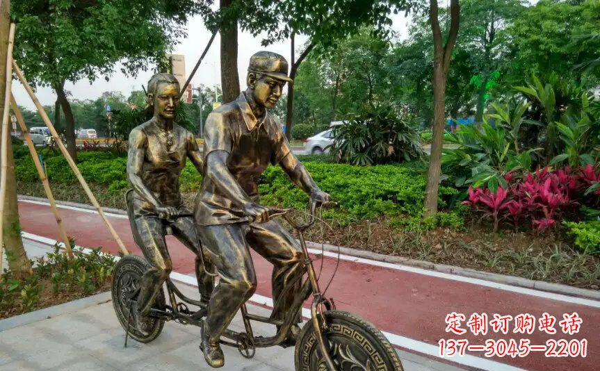 广西公园两人骑自行车铜雕