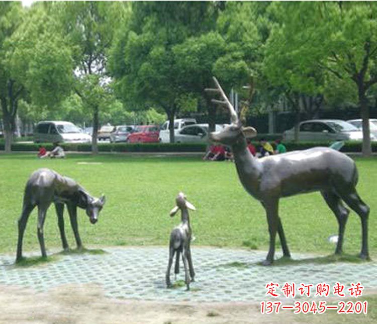 广西梦幻般的雕塑——梅花鹿一家三口铜雕