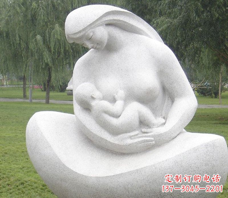 广西公园母亲喂奶石雕