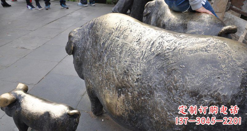 广西公园精美母子猪铜雕