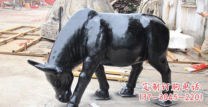 广西公园牛吃草铜牛动物铜雕