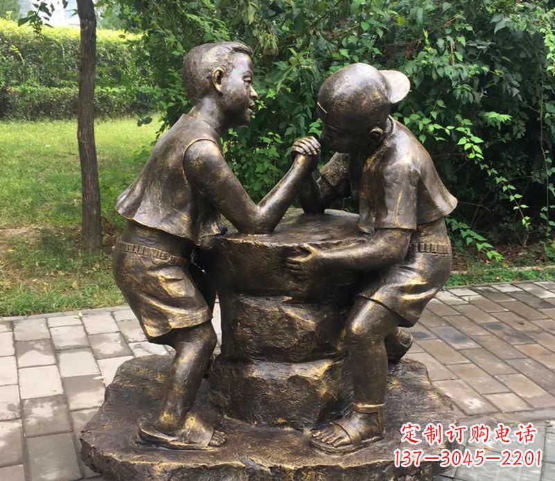 广西公园人物掰腕子的儿童铜雕