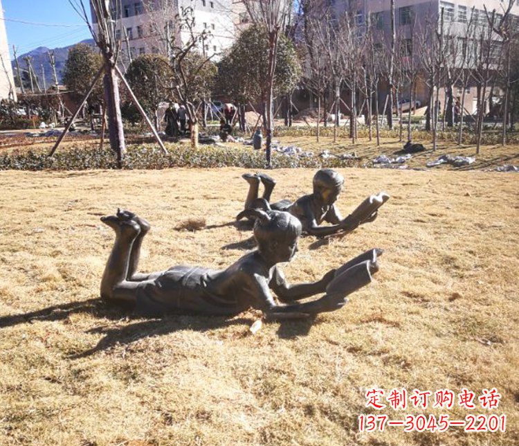 广西公园人物趴着看书的儿童玻璃钢仿铜雕塑