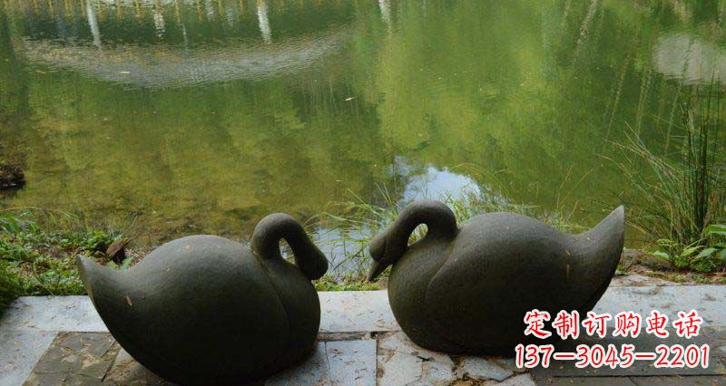 广西高雅优美的天鹅铜雕
