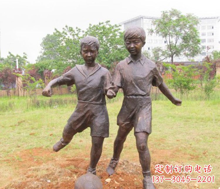 广西童心盎然的足球铜雕