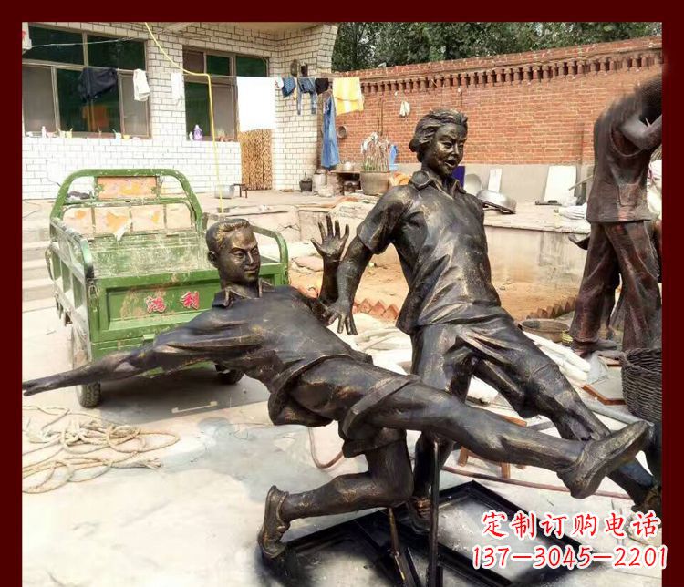 广西足球迷必备,象征性的足球雕塑