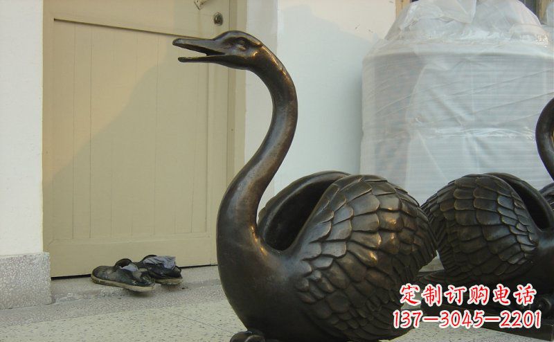 广西绝美铜板雕刻天鹅雕塑