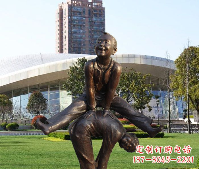 广西童趣十足的山羊铜雕