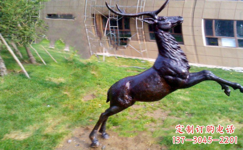 广西跳跃的鹿动物铜雕