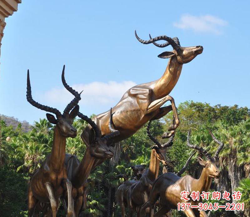 广西公园铜雕奔跑的羚羊