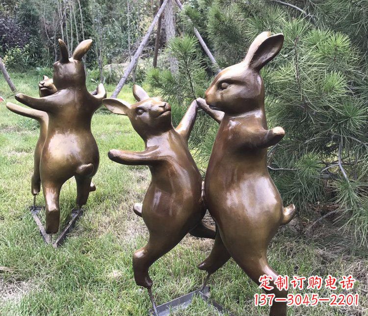 广西公园铜雕奔跑兔子动物雕塑