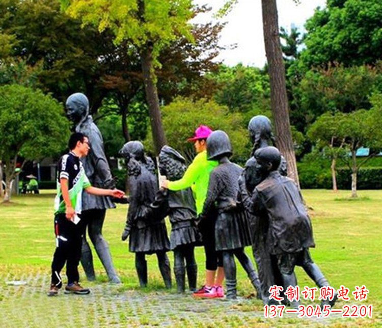 广西铜质老鹰抓小鸡雕塑