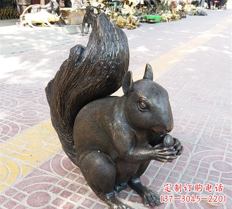 广西令人惊叹的松鼠铜雕塑
