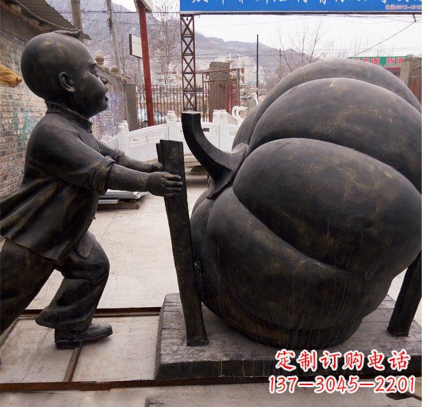 广西公园推南瓜的小男孩小品铜雕