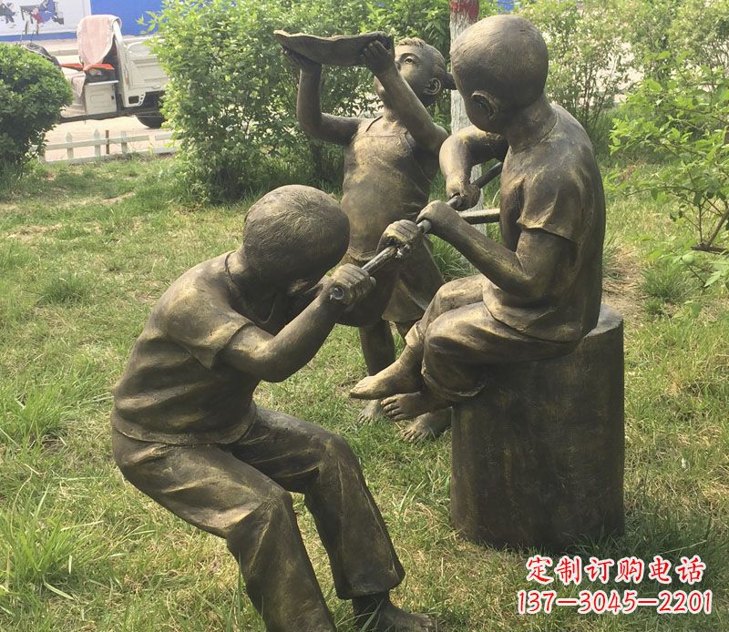 广西公园玩水的儿童铜雕