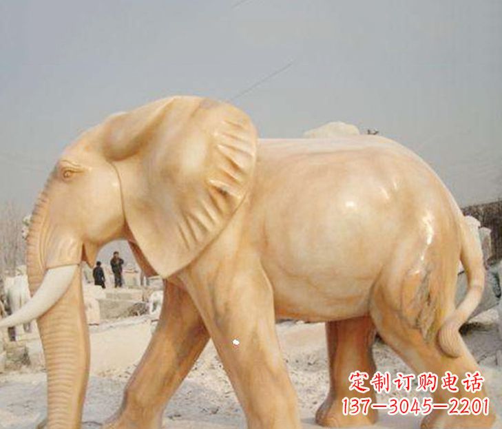 广西公园晚霞红大象雕塑