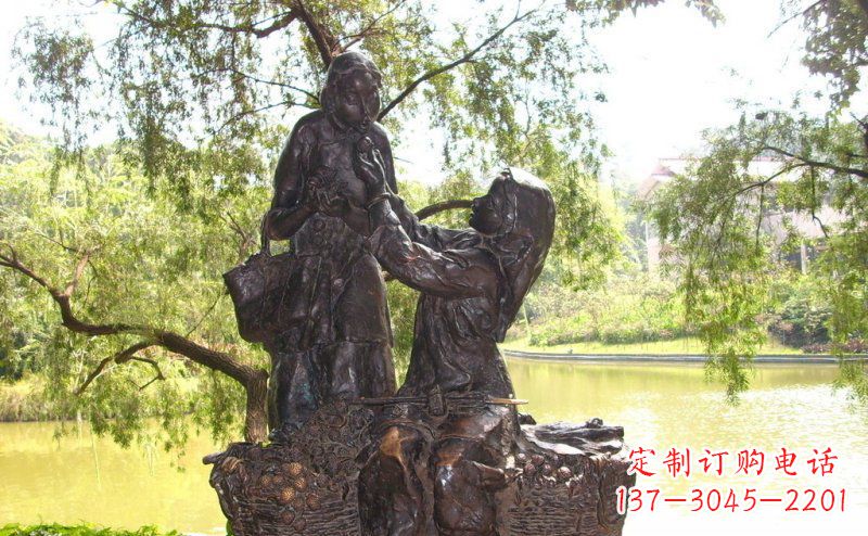 广西公园喂母亲吃荔枝的女孩小品铜雕