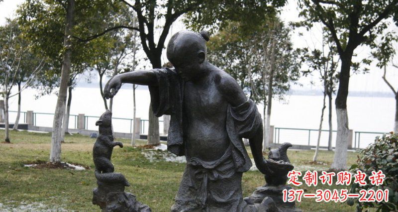广西公园喂松鼠的小孩小品铜雕