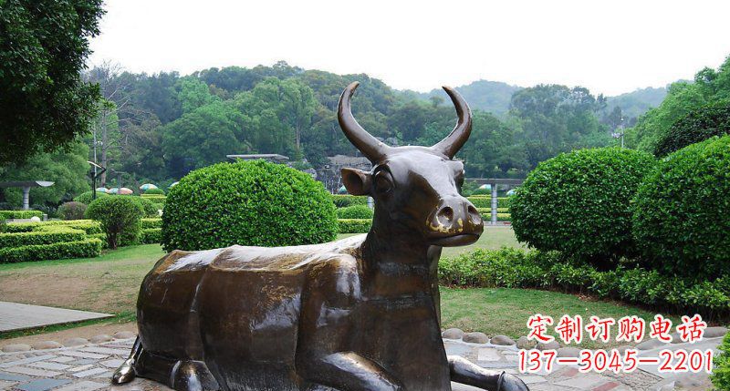 广西公园卧着的牛动物铜雕 (2)