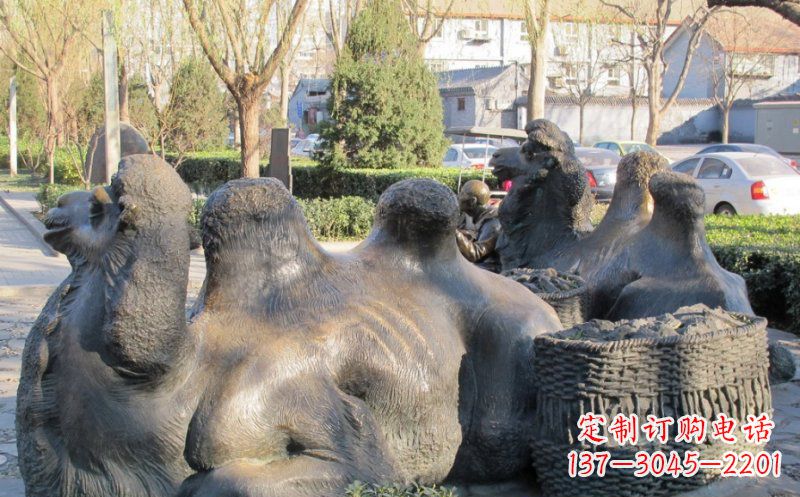 广西公园卧着的骆驼动物铜雕