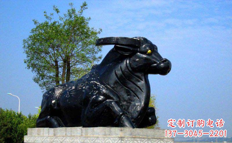 广西公园卧着的牛动物铜雕