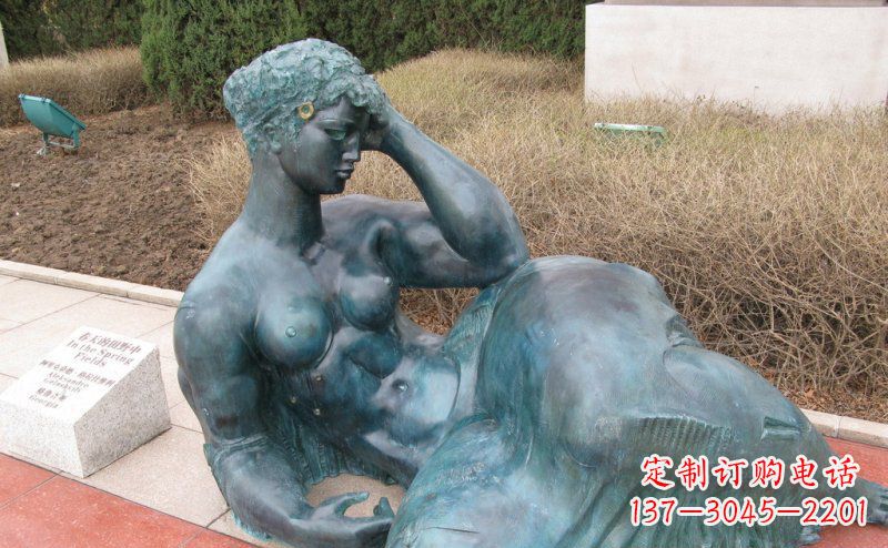 广西公园西方女人人物铜雕_2