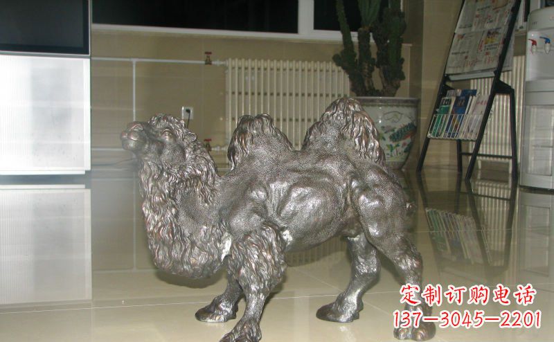 广西公园小骆驼动物铜雕