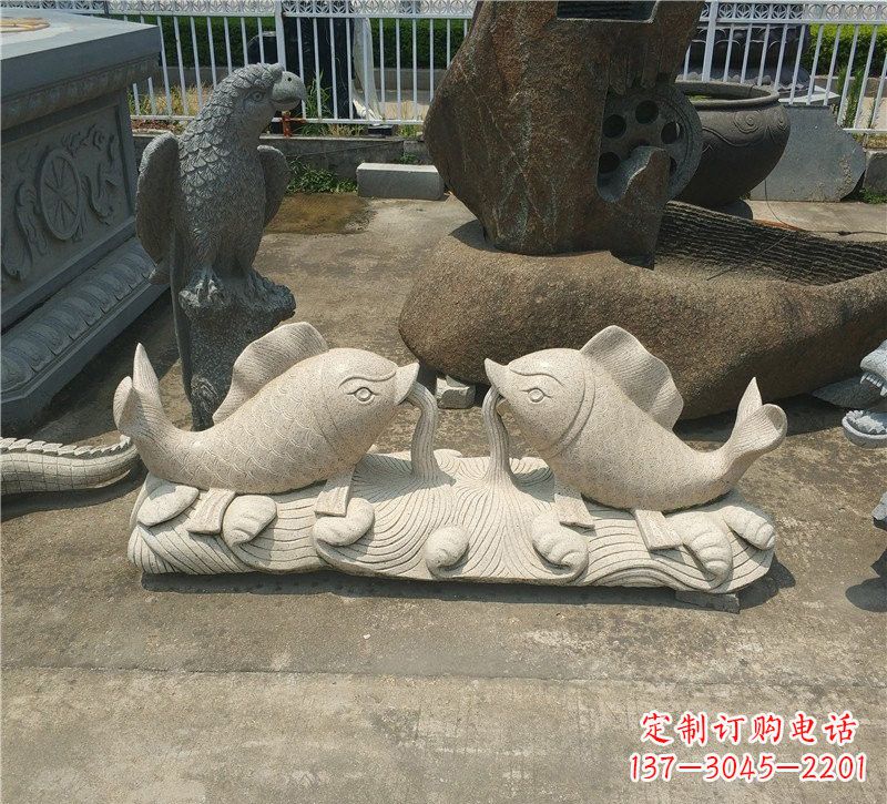 广西公园小区鲤鱼石雕