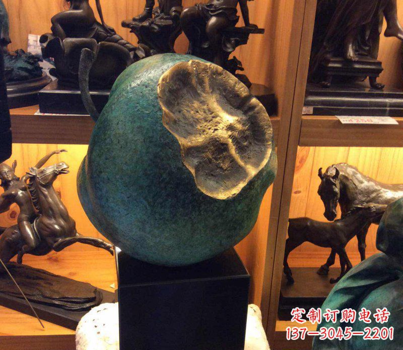 广西铜质可爱苹果雕塑