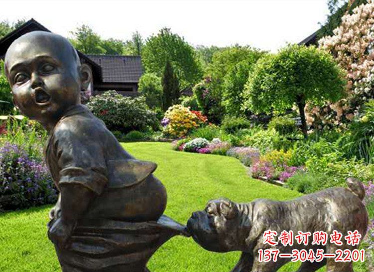 广西小孩咬小狗大雕塑