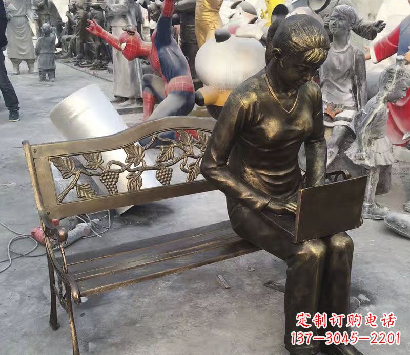 广西公园长椅看电脑的女孩铜雕