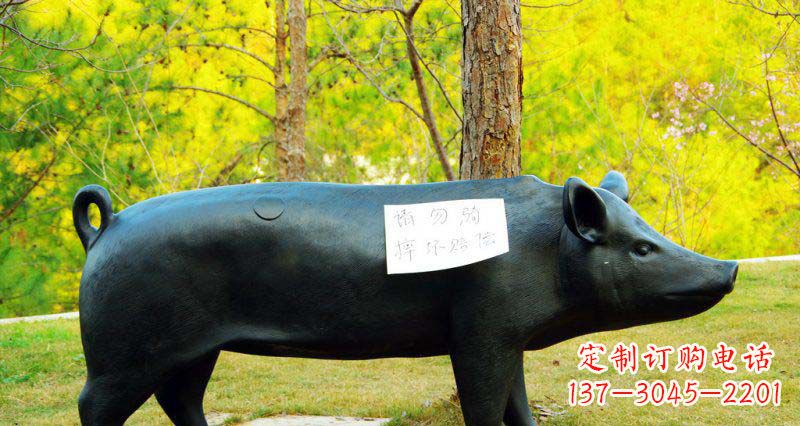 广西优雅活泼的公园猪铜雕