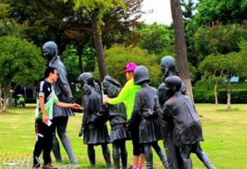 广西铜质老鹰抓小鸡雕塑